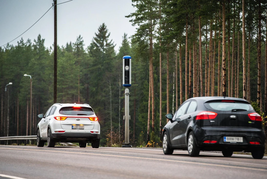 Automaattisesta liikennevalvonnasta ei toistaiseksi ole apua turvavälien valvonnassa.