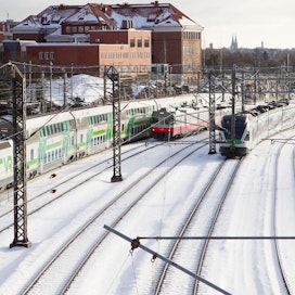 Juuri valmistunut kehärata yhdisti Helsingin rautatieaseman lentokenttään. Metron laajennus valmistuu tänä vuonna. Seuraava suuri raideprojekti on suunnitteilla oleva pikaraitiovaunuyhteys Raidejokeri.