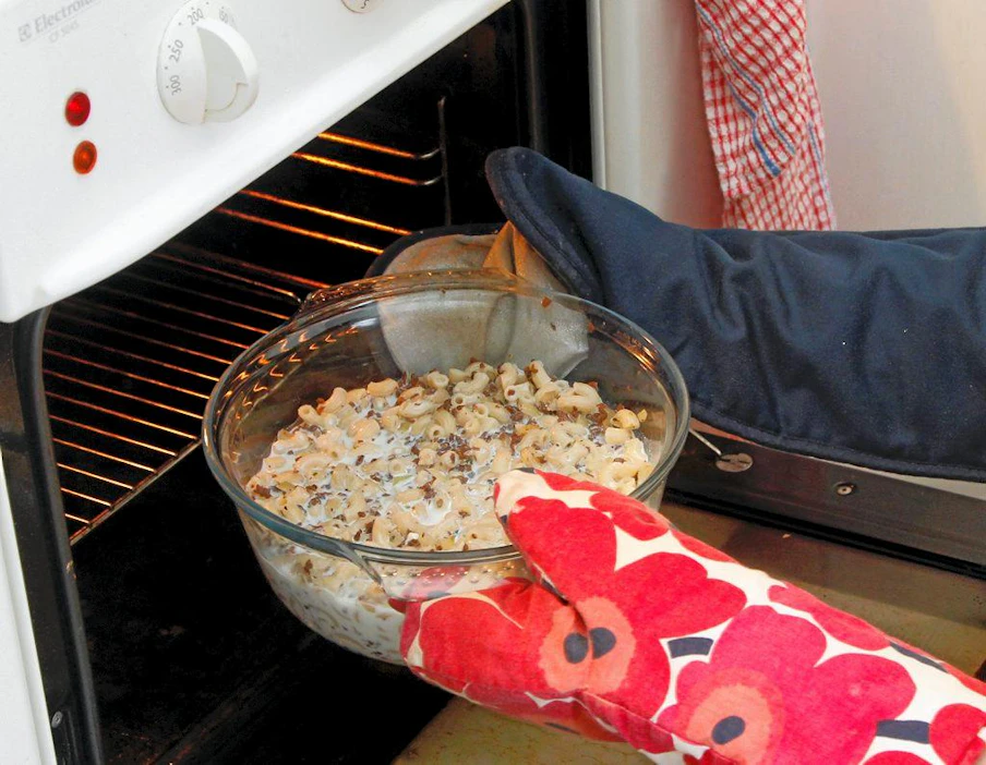 Makaronilaatikkoa saa valmiina, mutta sitä on helppo tehdä itsekin.