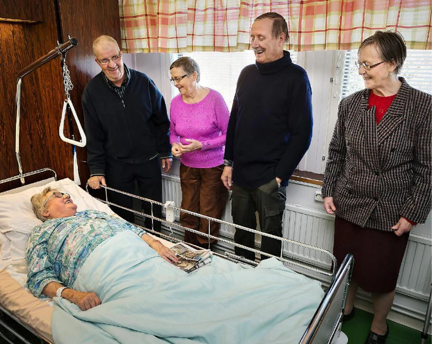 Ystävien merkitys korostuu sairastuessa. Edessä häämöttävä yhteinen kuntoutusloma antaa selkänsä loukanneelle Anneli Tuomaalalle sisua päästä pian jalkeille.
