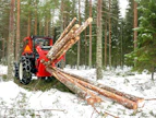 Isäntälinjan metsätöissä valtaaseman saavuttaneet ovat erilaiset metsäperävaunuyhdistelmät. Mutta edelleen tarjolla on yksinkertaisempia puunsiirtolaitteita, kuten juontovinssejä ja -kouria. Koneviesti kokeili tällaista yhdistelmää suohakkuulla.