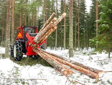 Isäntälinjan metsätöissä valtaaseman saavuttaneet ovat erilaiset metsäperävaunuyhdistelmät. Mutta edelleen tarjolla on yksinkertaisempia puunsiirtolaitteita, kuten juontovinssejä ja -kouria. Koneviesti kokeili tällaista yhdistelmää suohakkuulla.