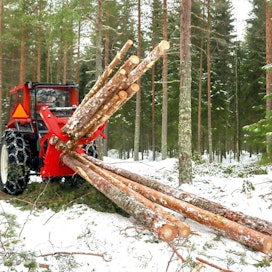 Isäntälinjan metsätöissä valtaaseman saavuttaneet ovat erilaiset metsäperävaunuyhdistelmät. Mutta edelleen tarjolla on yksinkertaisempia puunsiirtolaitteita, kuten juontovinssejä ja -kouria. Koneviesti kokeili tällaista yhdistelmää suohakkuulla.