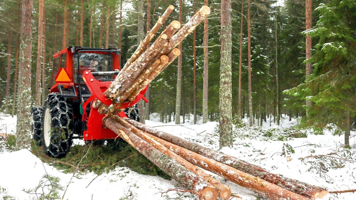 Isäntälinjan metsätöissä valtaaseman saavuttaneet ovat erilaiset metsäperävaunuyhdistelmät. Mutta edelleen tarjolla on yksinkertaisempia puunsiirtolaitteita, kuten juontovinssejä ja -kouria. Koneviesti kokeili tällaista yhdistelmää suohakkuulla.