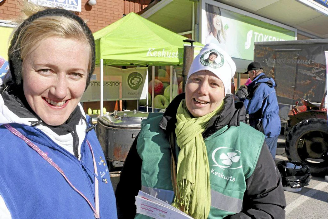 Satu Anttila (PS) ja Tanja Raisto-Elo (kesk) kampanjoivat Nousiaisten S-marketin edessä viime lauantaina.