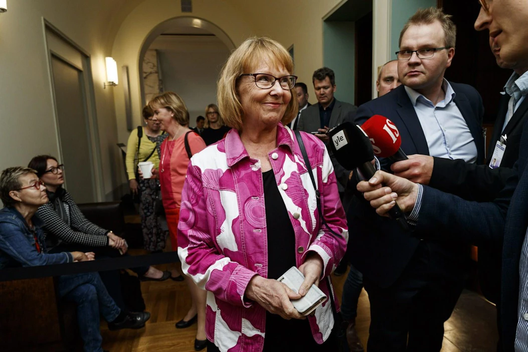 Valiokunnan puheenjohtaja Annika Lapintie ei vielä alkuiltapäivästä halunnut kommentoida, mitkä asiat venyttivät valiokunnan varhain aamulla alkanutta kokousta. LEHTIKUVA / RONI REKOMAA