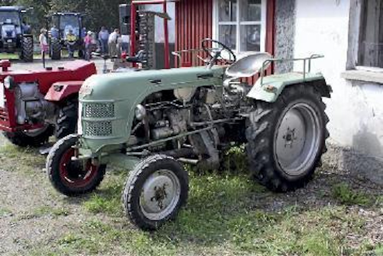 Kramerin Suomeen tulo oli jo niin pitkällä, että Hankkija oli ilmoittanut sen Vakolan testeihin, malli esiteltiin traktoritaulukoissa ja taidettiinpa traktoria hieman mainostaakin. Jostain syystä tämän länsisaksalaisen merkin maahantuonti jäi kuitenkin pelkäksi suunnitelmaksi, traktorina se ei olisi ollut lainkaan huono. Tämä 18 hv:n 2-sylinterinen Kramer KL180 on 1950-luvun  loppupuolelta ja tullut Suomeen jälkituontina. (Isokyrö)