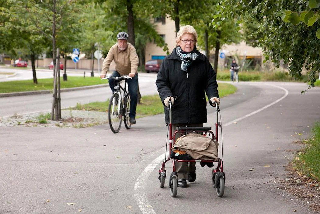 Kesäkuussa voimaan tullut uusi tieliikennelaki velvoittaa kaikki tienkäyttäjät liikkumaan väylillä muuta liikennettä häiritsemättä.