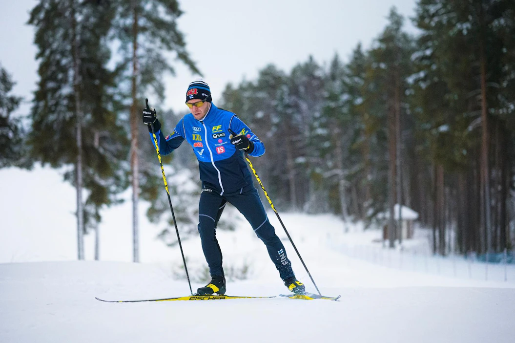 Monelle vanhemmalle voi tulla välineitä hankittaessa mieleen se, pitäisikö sukset ja monot hankkia käytettynä. Jussi Piirainen kannustaa hankkimaan välineet käytettynä ja kertoo tehneensä myös itse niin, kun hän hankki lapsilleen hiihtovälineitä.