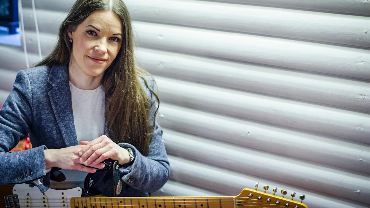 Erja Lyytinen on äiti, esiintyvä bluesmuusikko ja oman musiikkialan yrityksen sekä levy-yhtiön yrittäjä.