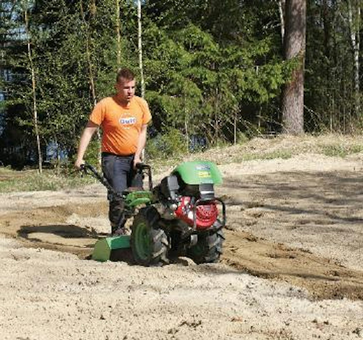 Jyrsin on parhaimmillaan pieniä kasvimaita suuremmilla alueilla. Nurmikon uudistuskohteessa erinomaista jälkeä syntyy vauhdilla. Jyrsin jyrsii tehokkaasti maata, suojapeltien alla maa myös sekoittuu hyvin. Suoja tasoittaa maata mennessään, joten jälki on tasaista ja kuohkeaa. Kivisillä mailla sarvet kannattaa kääntää sivulle. Nyrkin kokoiset kivet tulevat vauhdilla suojan alta kohti jalkoja.