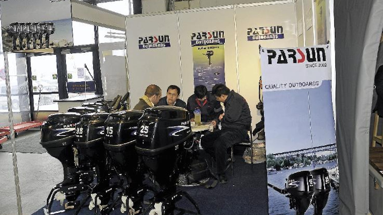 Kiinalaiset myyntimiehet esittelivät Venemessuilla Parsun nelitahtimoottoreita.