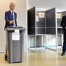 Geert Wilders (vas.) äänesti Haagissa sijaitsevalla koululla. LEHTIKUVA/AFP