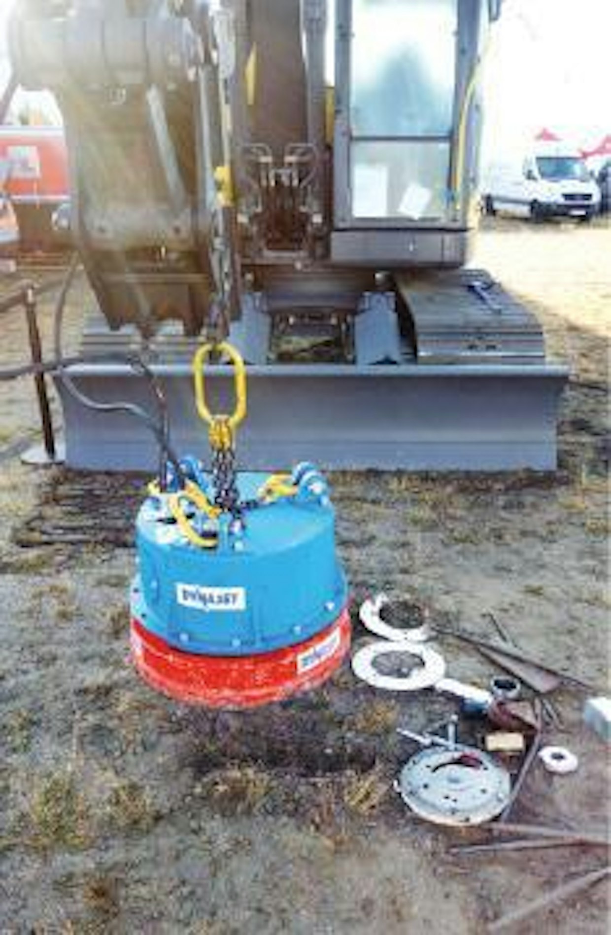 Dynasetin magneettia ei liitetä sähkötöpseliin vaan kaivinkoneen hydrauliikkalinjaan. Virtausta tarvitaan vain 18 l/min. Magneetin paino on 430 kg ja se kykenee nostamaan 2 700 kg. (JL)