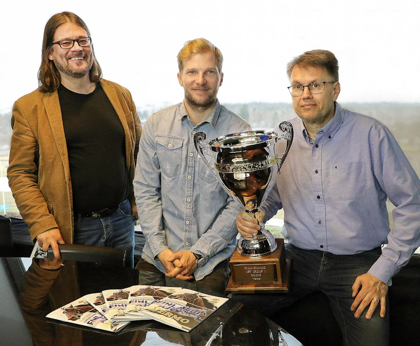 Finlandia-ajon voittopokaalin kohtaloa arvuuttelevat Raveista. Vermossa. -studiossa Riku Niittynen, Janne Korpi ja J-P Rättyä.