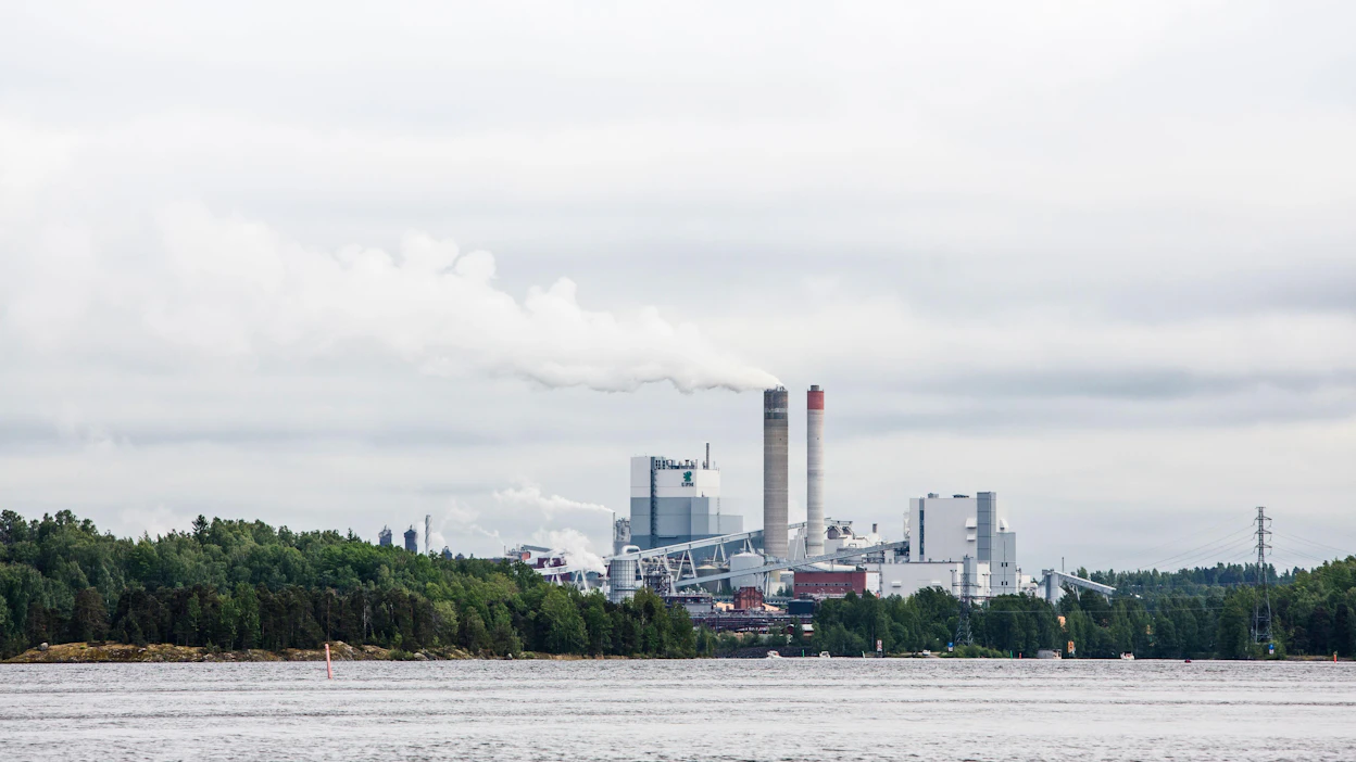 Suomalaiset suhtautuvat positiivisesti tulevaisuuden teknologiseen kehitykseen. Kuvassa UPM-Kymmene Kaukaan tehdasintegraatti.