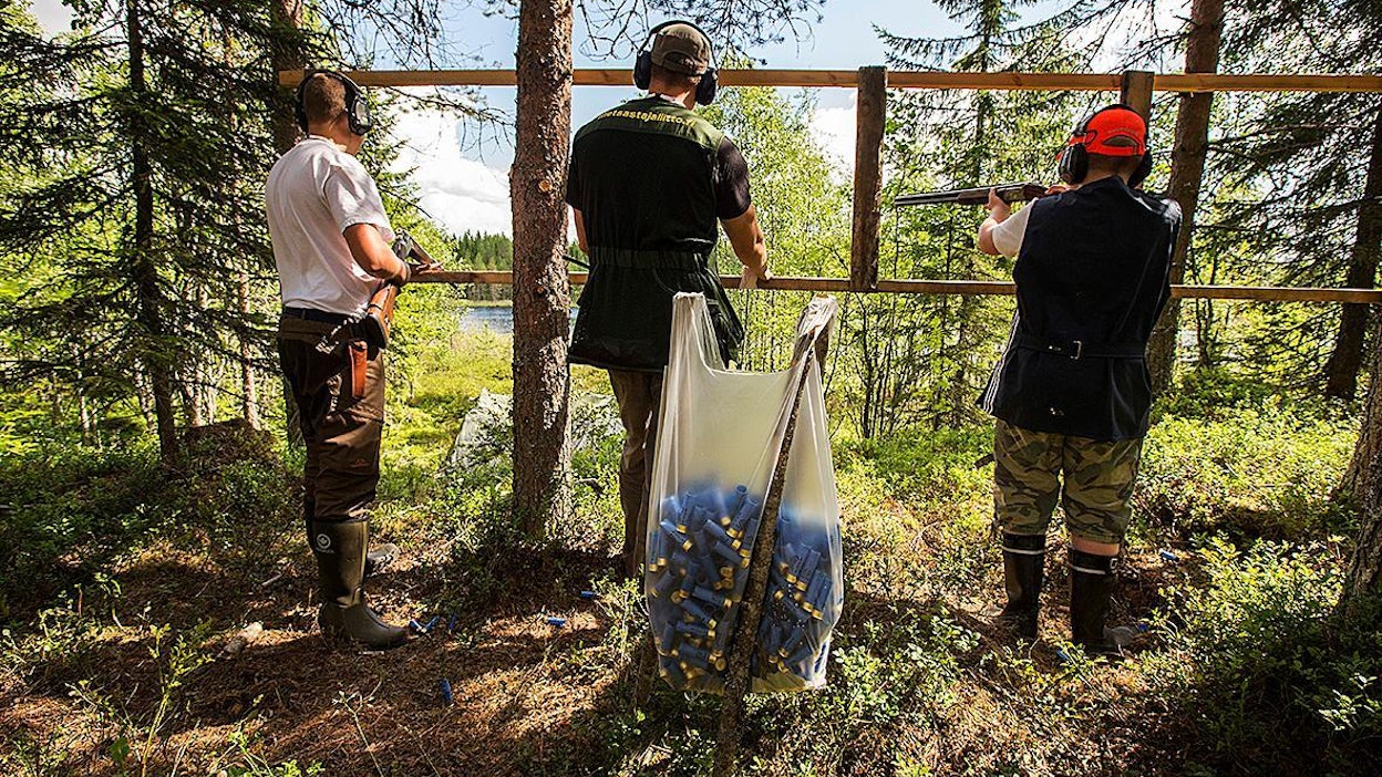 Moni suomalainen nuori saa ensikosketuksen metsästysharrastukseen eräleirillä.