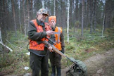 Osmo Virtanen ja kahdeksasluokkalainen Oskari Nissinen seuraavat passipaikalta, missä hirvikoira on liikkeellä.