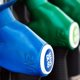Tilastokeskuksen mukaan inflaation lievä kiihtyminen johtuu lähinnä bensiinin kallistumisesta.