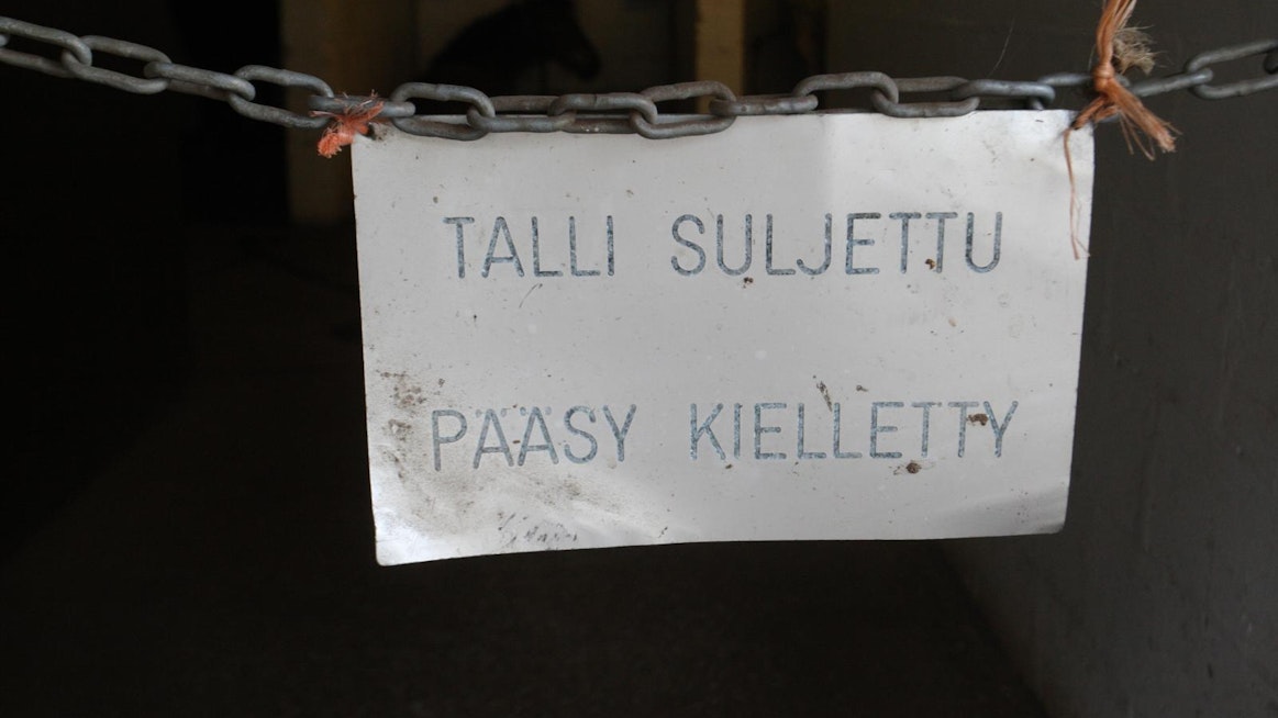 Perinteikäs Kilon talli on pääkaupunkiseudun tunnetuimpia ratsastuskouluja. Opetustuntien perumisesta aiheutuvat tappiot ovat nelinumeroiset joka