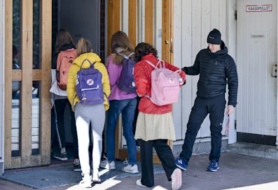 Luokanopettaja Samuli Nevanperä avasi oven kuutosluokkalaisille Leivolan alakoulussa Sotkamossa.