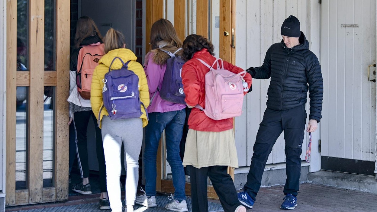 Luokanopettaja Samuli Nevanperä avasi oven kuutosluokkalaisille Leivolan alakoulussa Sotkamossa.