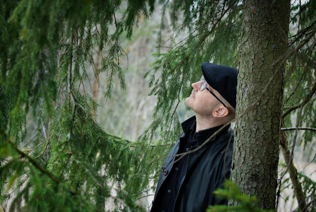 Kirjailija Jukka Laajarinne samoilee mielellään metsässä. Se antaa sopivan hengähdystauon työstä, jonka parissa ajatukset askaroivat jatkuvasti.