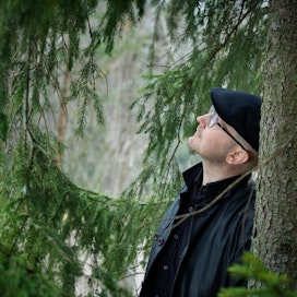 Kirjailija Jukka Laajarinne samoilee mielellään metsässä. Se antaa sopivan hengähdystauon työstä, jonka parissa ajatukset askaroivat jatkuvasti.
