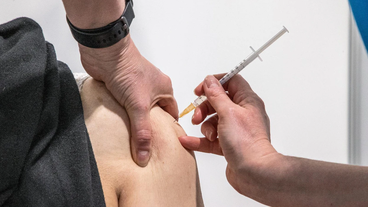 Rokotus tai sairastaminen antavat koronatautia vastaan suojaa. Sairastettu korona voi näkyä testissä kuukausien ajan ja antaa virhediagnoosiin taudista, joka onkin joku muu hengitystieinfektio.
