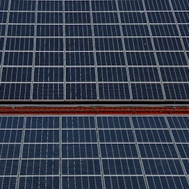 Aurinkopaneeleita asennetaan kauppojen katolle, koska kauppa käyttää sähköä paljon kesällä viilennykseen ja kylmälaitteisiin.