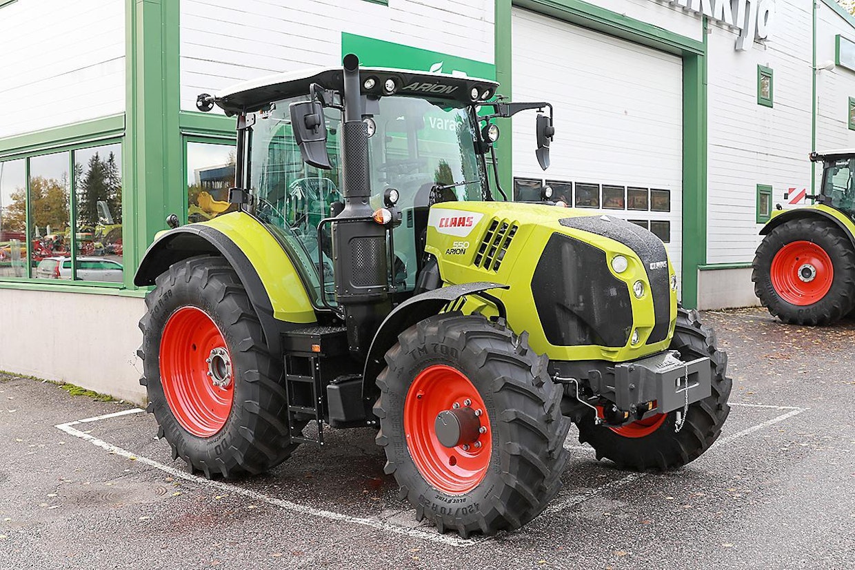 Kaikkien Claas-koneiden, myös traktoreiden myynti on Hankkijan mukaan sujunut hyvin. Kuvassa 4-sylinterinen Arion 550-traktori, johon on valmiinaisena saatavissa myös portaaton ajovoimansiirto.(UO)