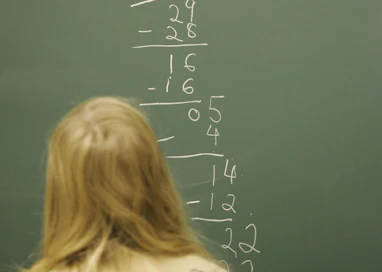 Matematiikan oppimisvaikeudet jäävät usein tunnistamatta. Vaikeudet voivat liittyä esimerkiksi numerojärjestelmän ja laskutaidon oppimiseen, matemaattisen päättelyn vaikeuteen tai kaikkiin näistä. Kuvan henkilö ei liity juttuun.