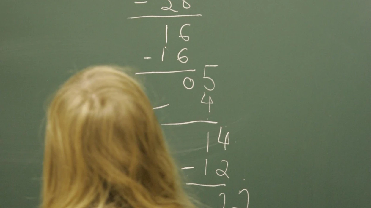 Matematiikan oppimisvaikeudet jäävät usein tunnistamatta. Vaikeudet voivat liittyä esimerkiksi numerojärjestelmän ja laskutaidon oppimiseen, matemaattisen päättelyn vaikeuteen tai kaikkiin näistä. Kuvan henkilö ei liity juttuun.