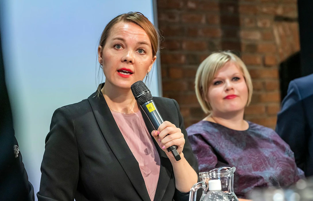 Lauantaina ratkeaa, jatkaako puolueen puheenjohtajana Katri Kulmuni (vas.) vai nouseeko paikalle vahvimpana ehdokkaana pidetty tiede- ja kulttuuriministeri Annika Saarikko. Ehdokkaat kohtasivat sunnnuntaina maaseutupaneelissa Seinäjoella.
