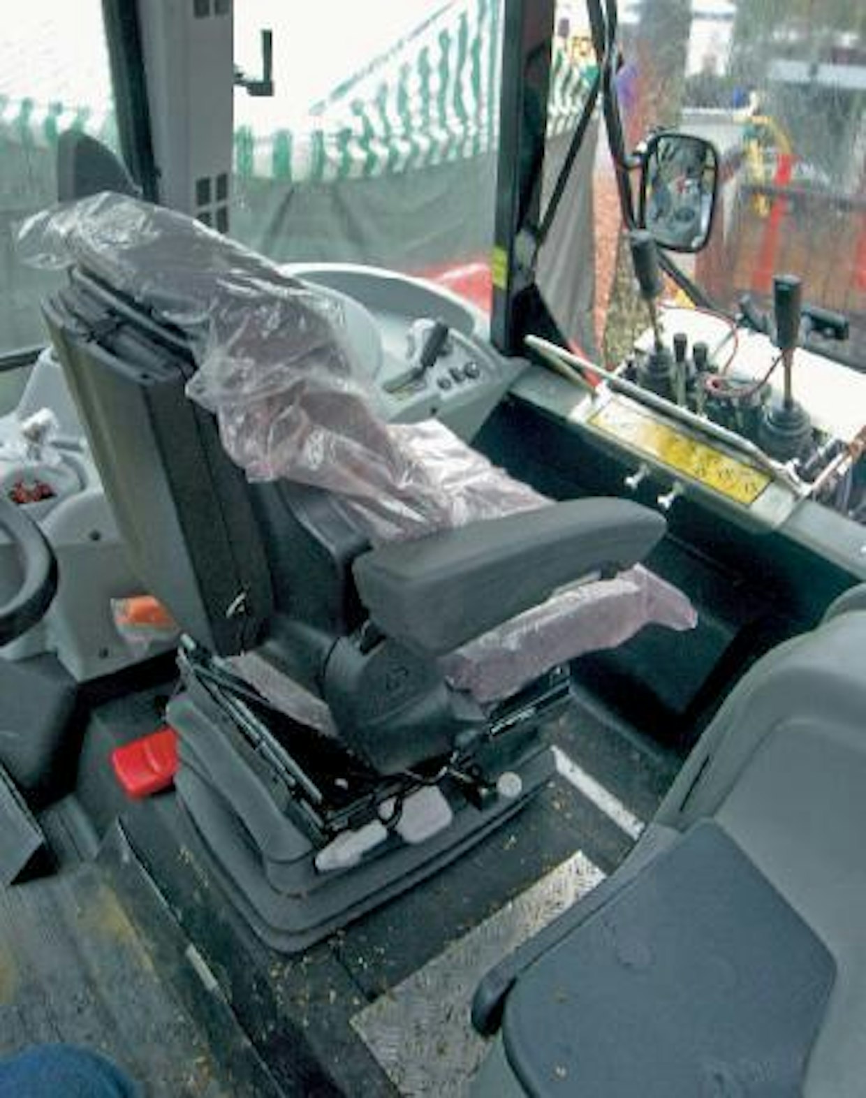 K-maatalous tarjoaa MF 5000 -sarjan traktoreiden ohjaamoihin kotimaista metsävarustusta, joka koostuu kääntyvästä istuimesta ja jalkatilaa lisäävästä takaseinämuutoksesta. (HH)