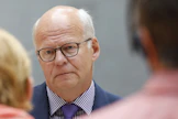Vuorineuvos Reijo Karhinen on toinen teoksen kirjoittajista.