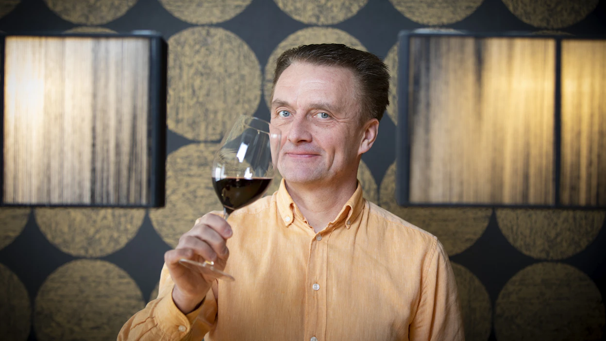 ”Miten tehdään pieni omaisuus? Sinulla on iso omaisuus, ja hankit viinitilan.” Antti Rinta-Huumon mukaan viininviljely ei ole helppoa bisnestä, mutta jalostamalla rypäleet viiniksi saa paremman tuoton kuin vain rypäleiden viljelyllä.