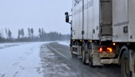 Kuljetusyrittäjien mukaan tiet ovat välillä vaarallisen liukkaita.