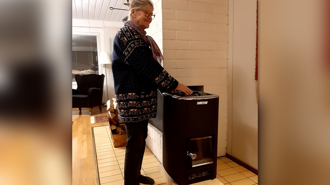 Saunan kiuas tuli espoolaisen omakotitalon olohuoneeseen, jonka avotakasta ei ollut lämmönlähteeksi. Arja Helvilä vastusteli alkuun, mutta taipui miehensä Simo Helvilän suunnitelmalle suopeaksi.