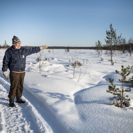 Koenäytteitä aikanaan kairannut Aimo Kakkinen esitteli Soklin fosfaattikaivoksen aluetta Savukoskella maaliskuussa 2021. Kuvituskuva.