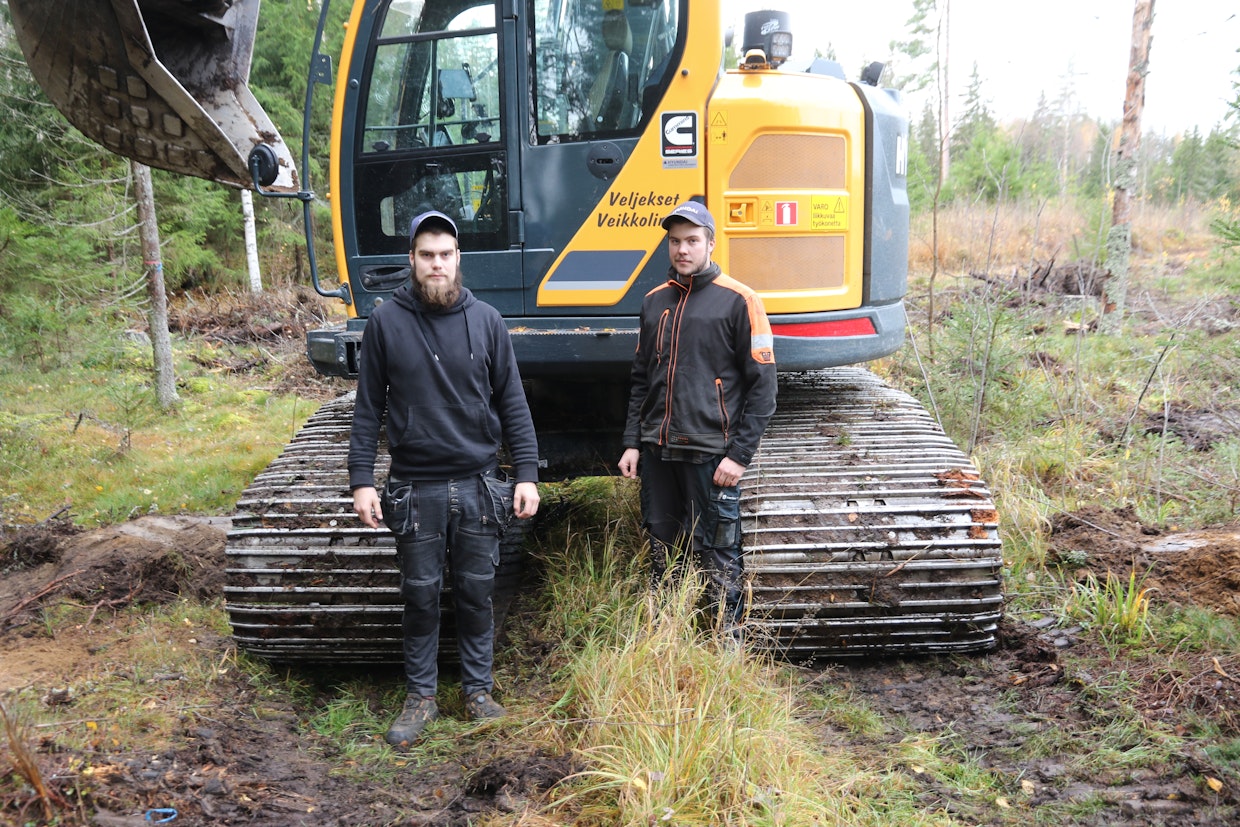 Olli-Pekka Veikkolinin ja Veli-Mikko Veikkolinin yritys tekee metsänparannusta kesäisin ja talvisin samalla koneella hakkuutöitä. Lyhytperäinen kone ei tee pilkkoja ympäröiviin puihin.