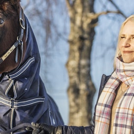 Feels Like Flyingia eli Lenniä Johanna Valkama pitää ainakin toistaiseksi elämänsä kilpahevosena. Lenni ja velipoka Leo ovat valmennuksessa nokialaisella Åkerlundin ravitallilla.