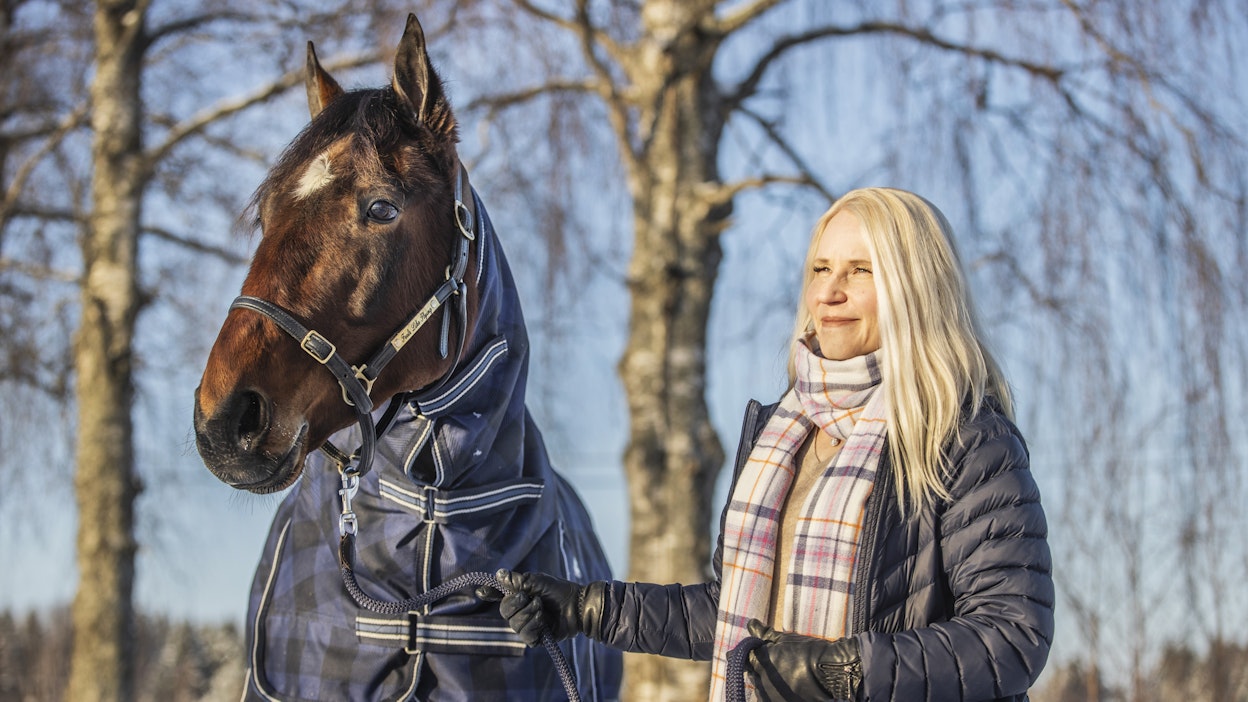 Feels Like Flyingia eli Lenniä Johanna Valkama pitää ainakin toistaiseksi elämänsä kilpahevosena. Lenni ja velipoka Leo ovat valmennuksessa nokialaisella Åkerlundin ravitallilla.