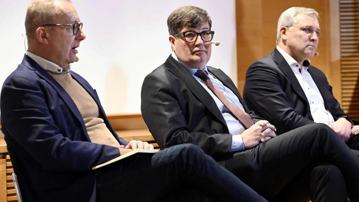 SAK:n puheenjohtaja Jarkko Eloranta (vas.), työministeri Arto Satonen ja Suomen Yrittäjien toimitusjohtaja Mikael Pentikäinen osallistuivat tänään Politiikan toimittajien työmarkkinadebattiin Helsingissä. LEHTIKUVA / HEIKKI SAUKKOMAA.