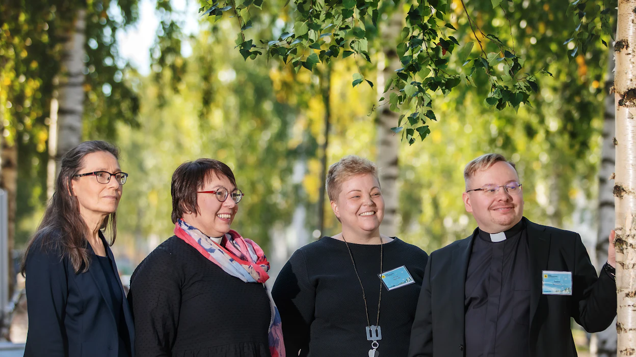 Luonnonvarakeskuksen tutkimusprofessori Hilkka Vihinen, Kirkkohallituksen asiantuntija Liisa Välilä, Saarijärven seurakunnan talousjohtaja Emilia Jalomäki ja Taivalkosken seurakunnan kirkkoherra Tuomo Törmänen osallistuivat kirkon maaseutulinjauksien 2023 tekemiseen.