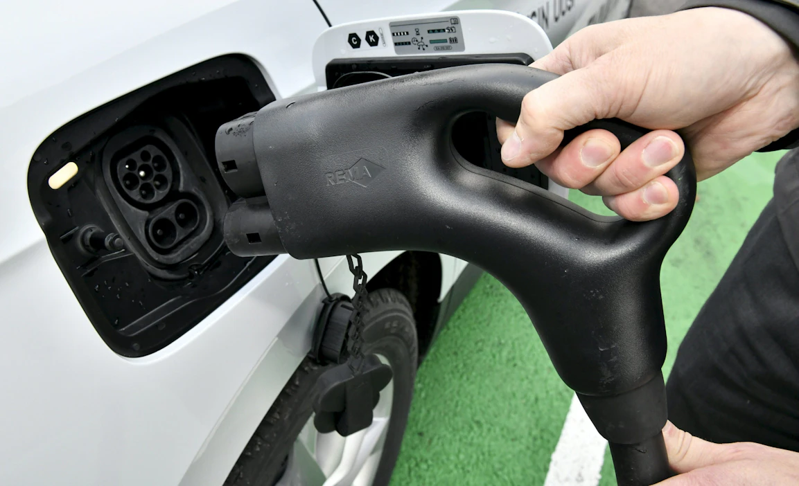 Varsinkin paljon ajavilla sähköauto voi tulla edullisemmaksi jo muutaman vuoden käytön jälkeen. LEHTIKUVA / HEIKKI SAUKKOMAA.