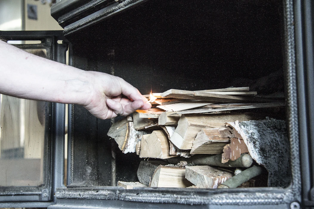 Pienistä puroista kasvaa iso virta. Kodeissa poltettavilla klapeilla tuotetaan Suomessa ydinvoimalan sähköntuotantoon rinnastuva määrä lämpöenergiaa.