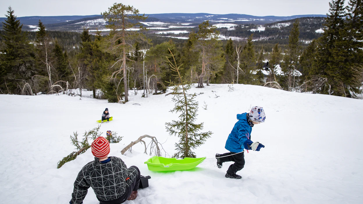 Syötteen koulun oppilaat laskivat vielä huhtikuun lopussa mäkeä välitunnilla.