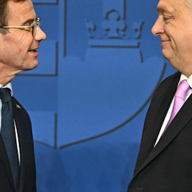 Ruotsin  pääministeri Ulf Kristersson (vas.) ja Unkarin pääministeri Viktor Orbán tapsivat perjantaina Budapestissä, kun Unkarin parlamentti hyväksyi Ruotsin Nato-jäsenyyden.