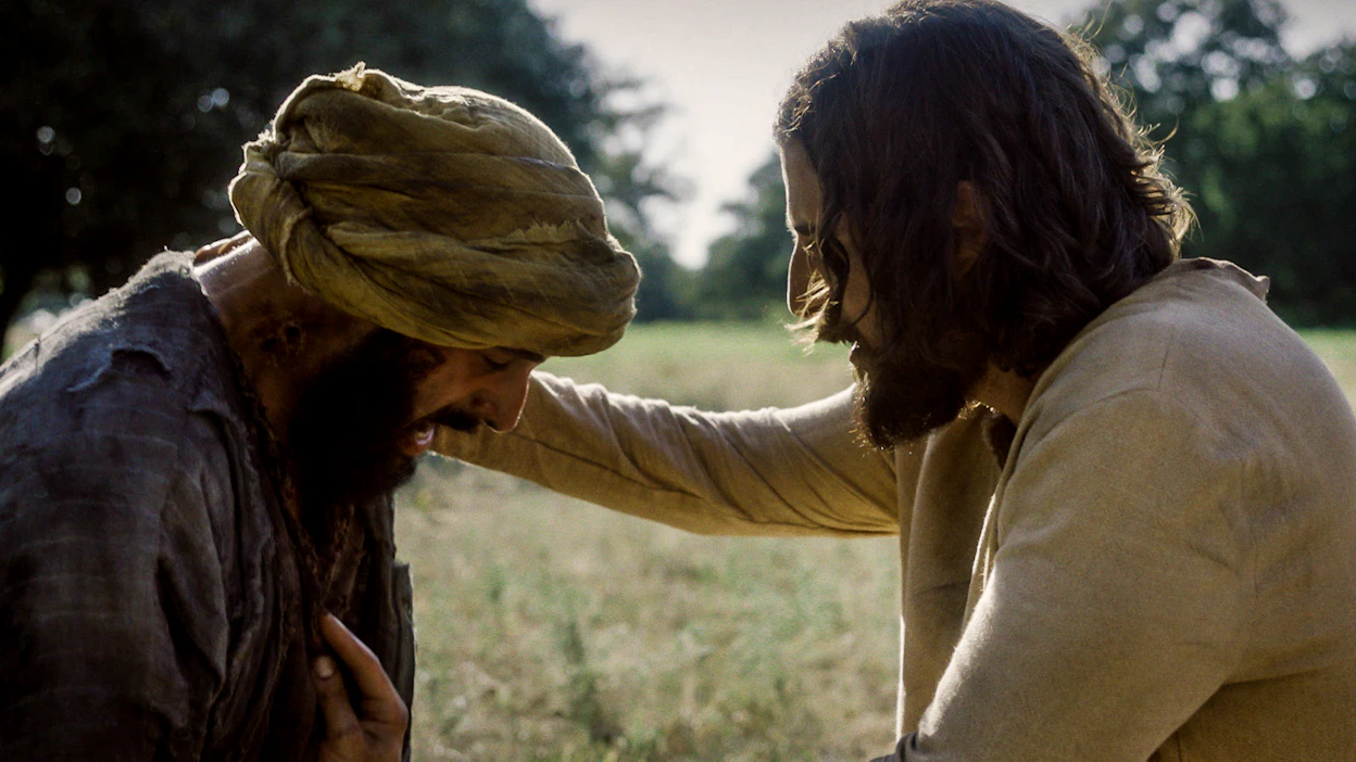 Jeesus (Jonathan Roumie) parantaa spitaalisen miehen (Stephen Hailo) sarjassa.